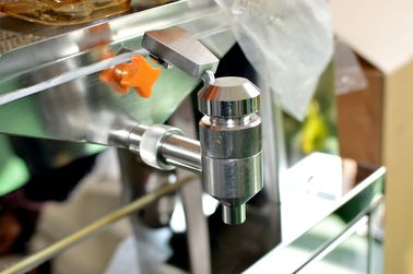 Zarif Şekil Nar Suyu Makinesi Paslanmaz Çelik Metal Muhafaza Otomatik Besleyici